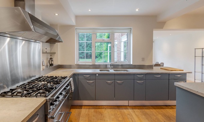 Mortlake Casa | 4Bed in Prestigious Road in SW15