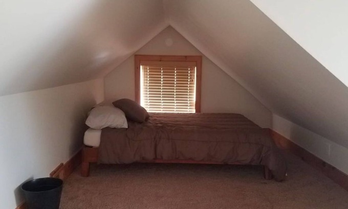 Woodridge Casa | 4BR/2 Full Bath - Sleeps 10! Large Yard! 2 Cars!