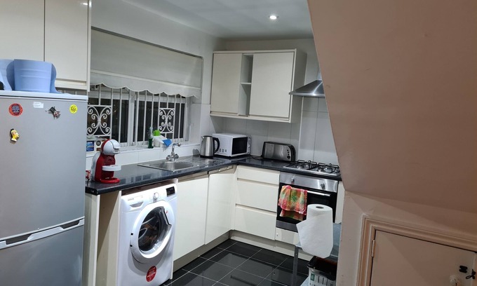 East Walworth Casa | 4br-2ensuite-10mincentrallondon-sleeps11-parking