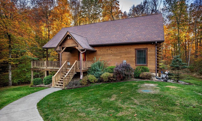 Helmsburg Cabina | 4BR, 3 BA Log Cabin in the woods.