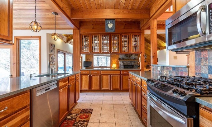 Stratton Mountain Chalet De Esquí | 4BR / 3BA Smart Home w/ Hot Tub, Mountain View Ski Chalet 3 minutes to Stratton