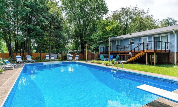 Lexington Casa | 4BR 3bath 9 beds! Pool, hot tub, movie room, basketball court, oasis in LEX