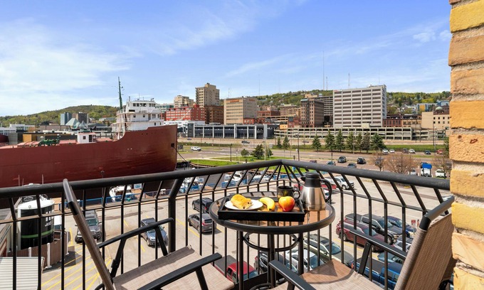 Central Hillside Condominio | 4BR 4 BA Amazing Luxury Suite