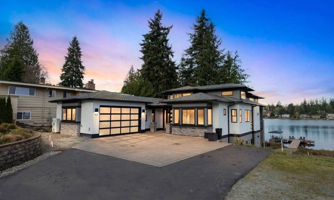 Burien Casa | 4BR 4BA Modern Lakefront Lodge