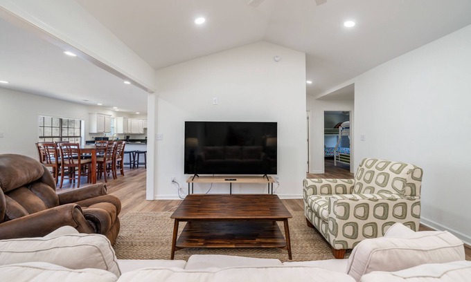 Jones Mills Casa | 4BR Beautiful and Spacious Lakehouse
