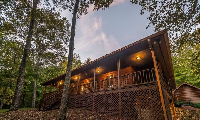 Morganton Cabina | 4BR Cabin 10 MINS FRom BLUE RIDGE! PRIVATE POOL, 12 PERSON PARTYSPA & POOL TABLE