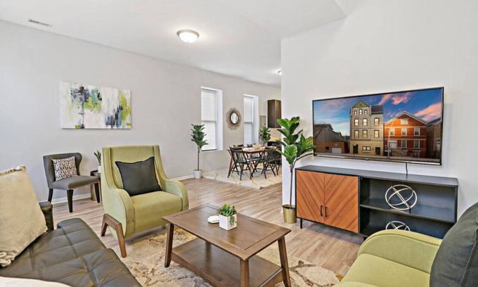 Pulaski Park Apartamento | Classy 4BR Radiant Apartment in Wicker Park