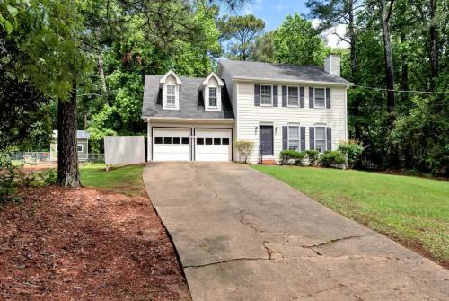 Lawrenceville Casa | 4BR Cozy Family Retreat Near Mall of GA, Near Lake Lanier - Sleeps 10