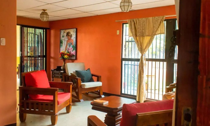 Managua Casa | Hermosa y acogedora casa de 4 dormitorios, ¡única en Managua!