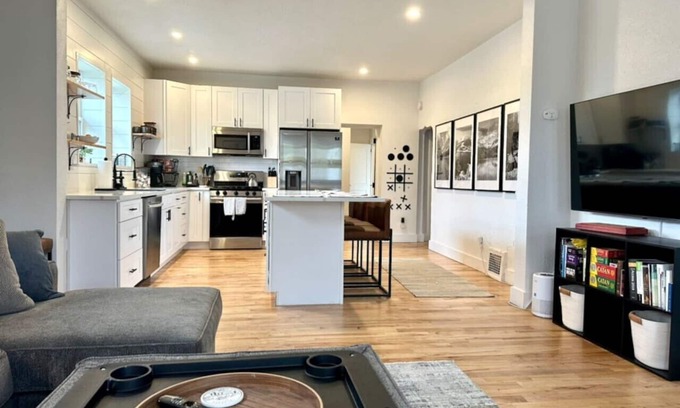 Sunnyside Casa | 4BR Highlands Home - Modern Style & Comfort