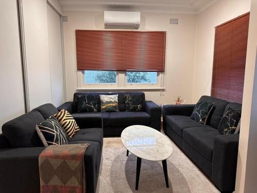 Keiraville Casa | 4BR Home 10 mins walk to UOW, free parking, Wi-Fi, AC