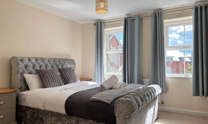 Broadbridge Heath Casa | 4BR Home Gym 2BA Free Parking En-suite Near LGW Airport