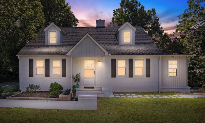 High Point Casa | 2 King beds+more, easy to HPU, Furniture Mkt, GSO/W-Salem