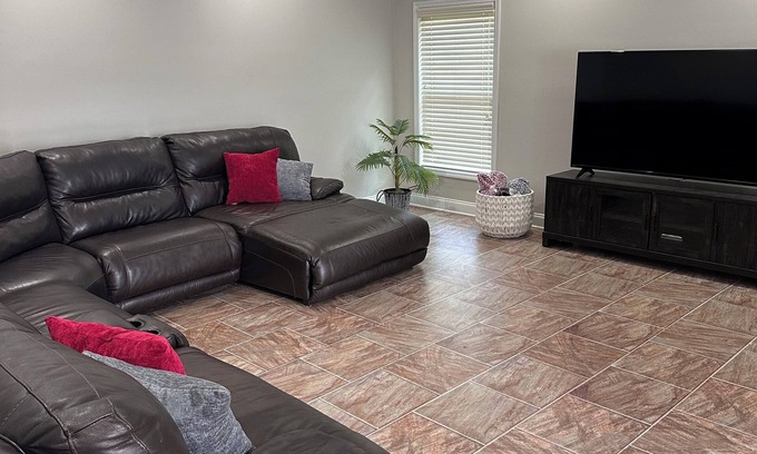 Taylorville Casa | 4br house in brilliant Tuscaloosa just 5 miles from the Stadium! Enjoy your stay