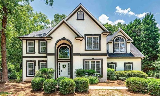 Jonesboro Casa | 4BR Luxury Estate On The Green w/ Deck & Parking
