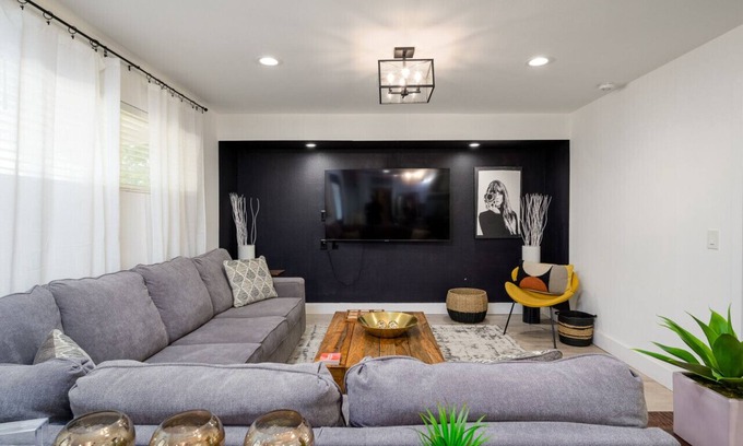New Papago Parkway Casa | 4BR Mod House | Pool + Spa + Grill | Near Old Town