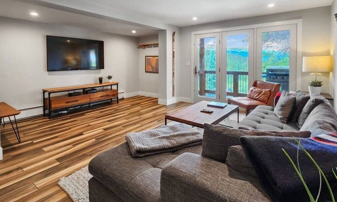 Dunkin Hill Casa | 4BR Mt Baldy Townhome On Bus Route