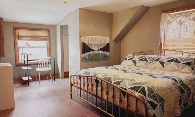 Cuyahoga Falls Casa | 4BR Near CVNP,Sleeps 10,Cuyahoga Falls,Pets Ok