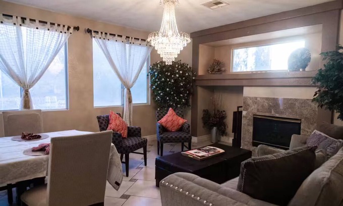 Sunrise Manor Casa | 4Br Perfect 3,000 SqFt HOUSE 5st