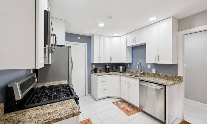 Newark Casa | 4br Retreat Near Christiana Mall & Ud Game Room, Patio, Golf Course View 4 Bedroom Home