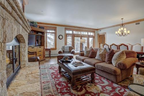 Avon Apartamento | 4Br Ski in Ski Out the Top of Bachelor Gulch condo