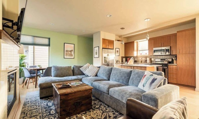 King Casa | 4BR Sleeps 10 Trendy Arts District Location