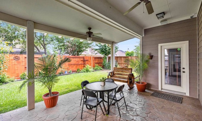 Houston Casa | 4BR Sleeps 9, Foosball, Patio, Near Race Park