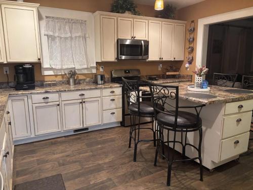 Spartanburg Casa | 4BR Spartanburg Getaway Porch Full Kitchen