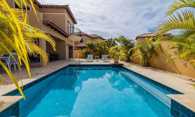 Gold Coast Villa | 4BR Villa @ Gold Coast w/ Pool + Gym & TennisCourt
