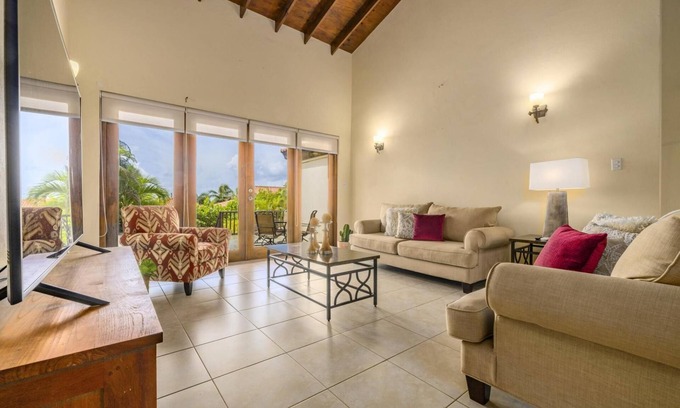 Malmok Villa | 4BR Villa Short Walk to Beach in Amazing Location
