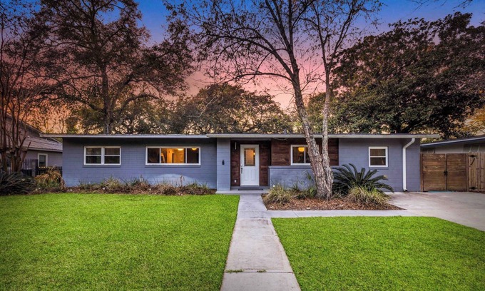 Fort Walton Beach Casa | 4BR w Private Pool & Fire Pit - 2 MI To Beach