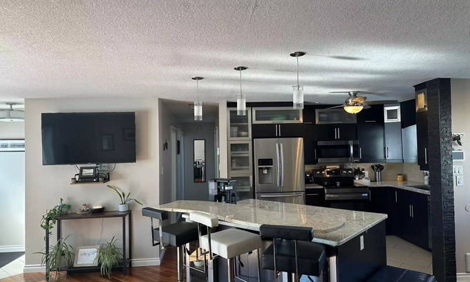Thompson Casa | 4BR w/ Wine Fridge, Bar, Patio, Parking, Laundry