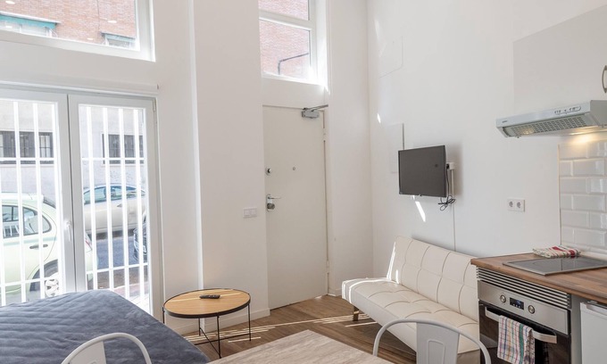 Vista Alegre Casa | 4km from Sol (down town Madrid), 1 min Metro, wifi, washing machine and dryer