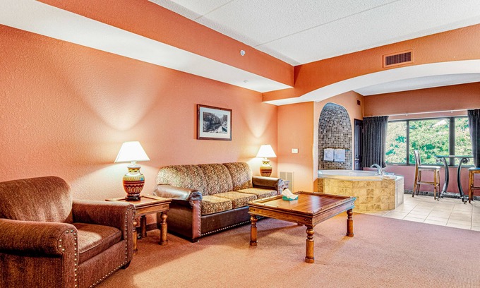 Wisconsin Dells Condominio | 4th-floor condo with elevator, jetted tub, full kitchen, washer/dryer, & fireplace