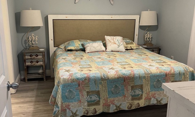 Panama City Beach Complejo | Condo a few steps from the beach 1 bd bunk+bunk bedroom +2full bth!