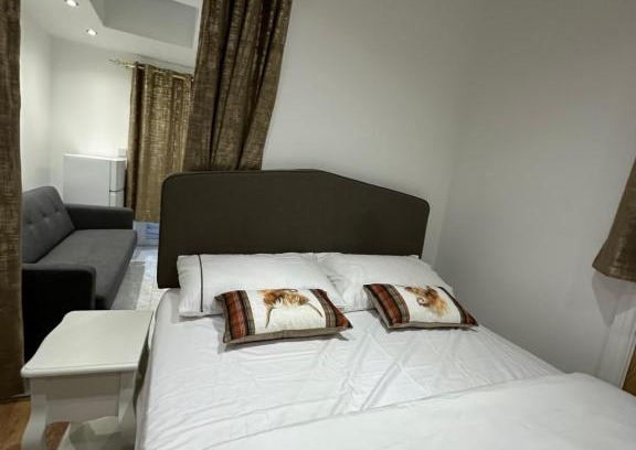 Downham Apartamento | 4TH Studio Flat With Private Own Bathroom A London Luxury Family Home Setup and furnished With Double Bed plus A Double Futon-Sofa Bed A Single Futon Bed A Baby Cot and Garden and Free Parking