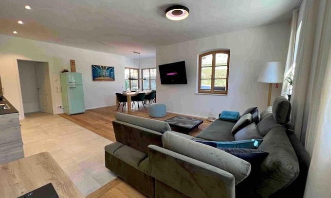 Ebersberg District Apartamento | 4YOUnic Glonn1 * Boxspring * Jacuzzi * Netflix*65“