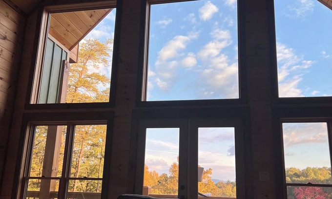 Unaka Cabina | 5,000 sqft Mountain Escape with the Luxury of Modern Living-Game room w/Bar