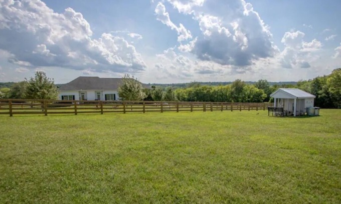 College Grove Casa | 5 Acre 3 Bedroom Farmhouse Next Door to Troubadour