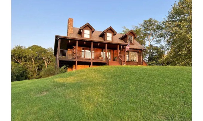 College Grove Cabina | 5 Acre 3 Bedroom Cabin Next Door to Troubadour