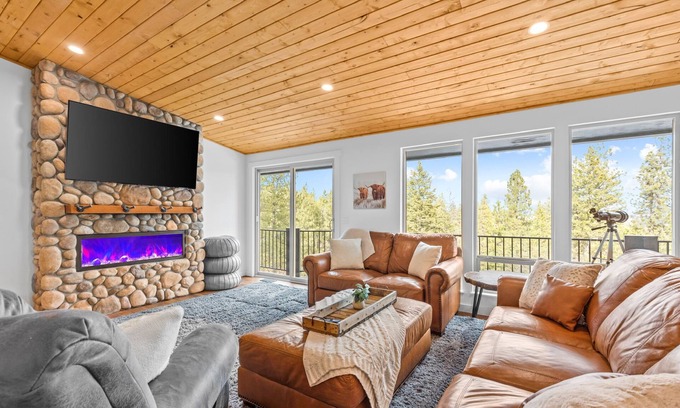 Post Falls Cabina | 5 ACRE CABIN above RIVER + DOWNTOWN. PRIVATE-VIEWS-NEWLY RENOVATED