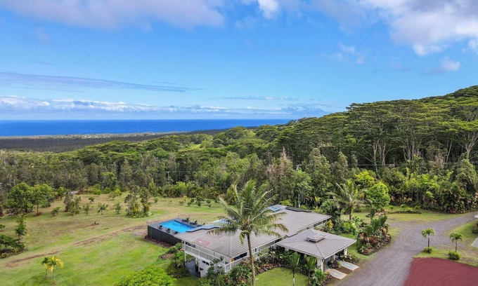 Pahoa Villa | ¡Relájate con las impresionantes vistas del océano y la puna en 5 acres de exuberante paisaje tropical!
