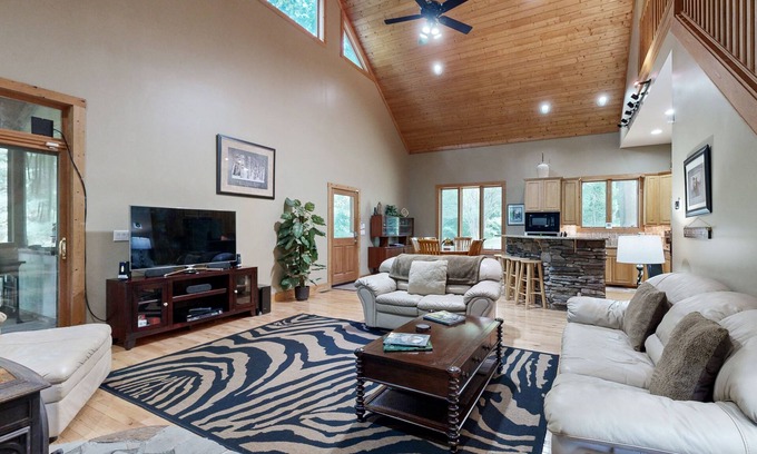 Alexander Casa | 5-Acre Hideaway | Screened Porch | Tall Ceilings, Office Loft | Wildlife