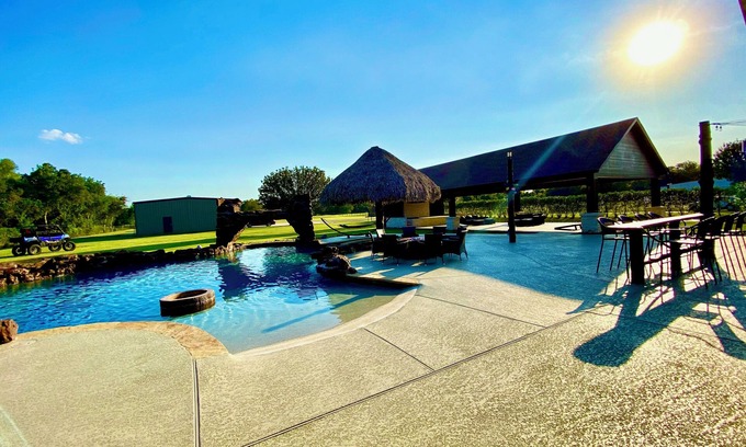 La Porte Casa | 5 Acre Resort Property. Close to Kemah Boardwalk, Galveston, Houston and more!