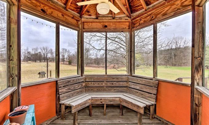 Pickerington Cabaña | 5-acre Vacation Home w/ Woods & Hiking Ground
