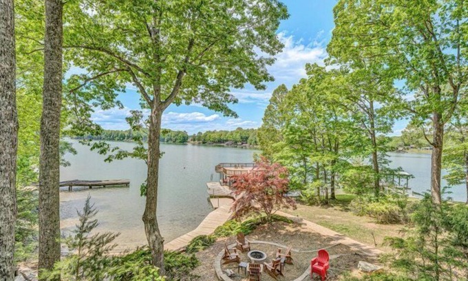 Huddleston Casa | 5 Bathrooms, 2 Flex Rooms, 3 Bathrooms! Sandy Beach, Pet Friendly, Hot Tub, Fire Pit & Wifi! Come V