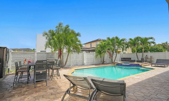 Palm Springs North Casa | 5-BD,5-BA Tropical Oasis - Pool, Patio, Tiki Hut
