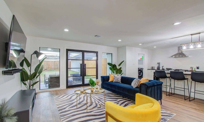 Houston Casa | 5-BD Modern Central Getaway w Hot Tub - Mins to DT