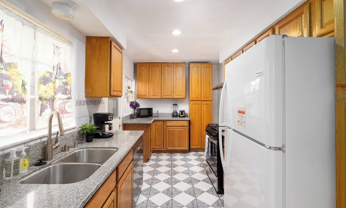 Bassett Casa | 5 BD with Natural Lighting, AC, W/D