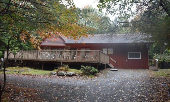 Lake Harmony Estates Cabina | 5 Bdr Cabin Game room Pool Table Large Deck Grill Fireplace Fire Pit
